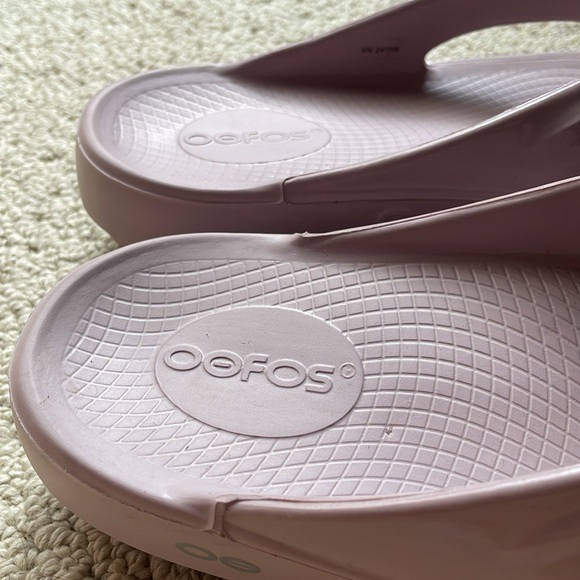 OOFOS OOlala Sandals in Stardust - Picture 14 of 16